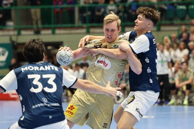 GER, 1.DHB-Pokal, Achtelfinale, bergischer HC vs. TSV Hannover-Burgdorf, 05.11.2025, Unihalle, Wuppertal, GER, 1.DHB-Pokal, Achtelfinale, bergischer HC vs. TSV Hannover-Burgdorf, , im Bild: Marian Michalczik (TSV Hannover-Burgdorf 22), im Zweikampf gegen Soeren Steinhaus ( BHC 53),