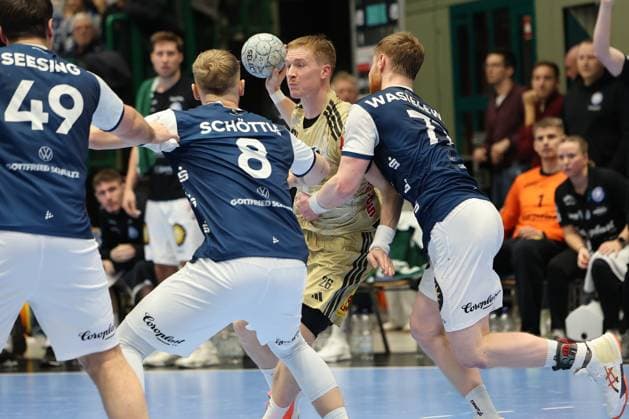 GER, 1.DHB-Pokal, Achtelfinale, bergischer HC vs. TSV Hannover-Burgdorf, 05.11.2025, Unihalle, Wuppertal, GER, 1.DHB-Pokal, Achtelfinale, bergischer HC vs. TSV Hannover-Burgdorf, , im Bild: Jonathan Edvardsson (TSV Hannover-Burgdorf 26), im Zweikampf gegen Johannes Wasielewski (BHC 77), Nico Schöttle (BHC 8),