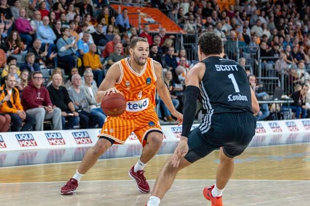 Zweikampf zwischen Christopher Ledlum (Ratiopharm Ulm, 04) Joel Scott (London Lions, 01), GER, ratiopharm ulm vs. London Lions, Basketball, 6. Runde, BKT EuroCup, Spielzeit 2025 2026, 05.11.2025, GER, ratiopharm ulm vs. London Lions, Basketball, 6. Runde, BKT EuroCup, Spielzeit 2025 2026, 05.11.2025 Neu-Ulm Copyright: xEibner-Pressefoto JanixPlessx EP_JPL