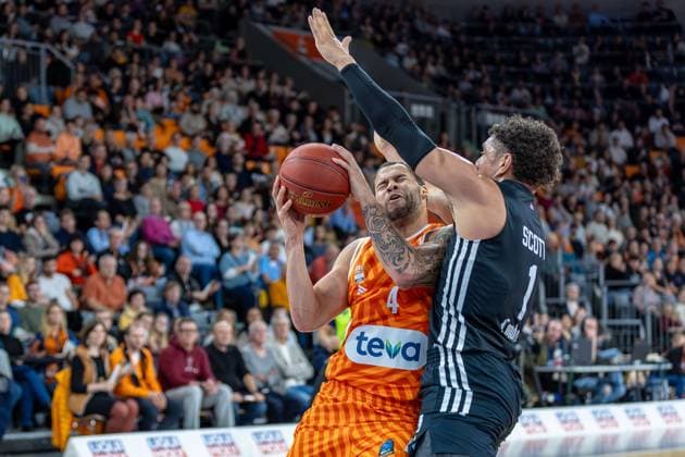 Zweikampf zwischen Christopher Ledlum (Ratiopharm Ulm, 04) Joel Scott (London Lions, 01) Mimik Emotionen Gesicht Kraft, GER, ratiopharm ulm vs. London Lions, Basketball, 6. Runde, BKT EuroCup, Spielzeit 2025 2026, 05.11.2025, GER, ratiopharm ulm vs. London Lions, Basketball, 6. Runde, BKT EuroCup, Spielzeit 2025 2026, 05.11.2025 Neu-Ulm Copyright: xEibner-Pressefoto JanixPlessx EP_JPL