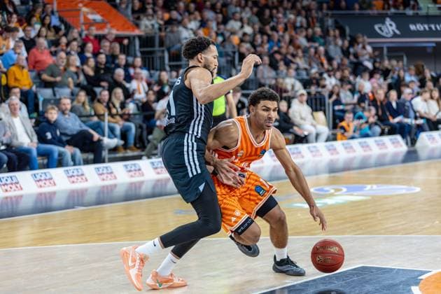 Zweikampf zwischen Mark Smith (Ratiopharm Ulm, 13) Deane Williams (London Lions, 31), GER, ratiopharm ulm vs. London Lions, Basketball, 6. Runde, BKT EuroCup, Spielzeit 2025 2026, 05.11.2025, GER, ratiopharm ulm vs. London Lions, Basketball, 6. Runde, BKT EuroCup, Spielzeit 2025 2026, 05.11.2025 Neu-Ulm Copyright: xEibner-Pressefoto JanixPlessx EP_JPL