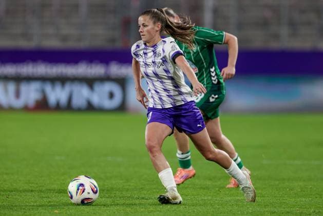 Shari van Belle (SGS Essen, 14) am Ball, Einzelbild, Ganzkörper, Aktion, Action, Spielszene, DIE DFB-RICHTLINIEN UNTERSAGEN JEGLICHE NUTZUNG VON FOTOS ALS SEQUENZBILDER UND ODER VIDEOÄHNLICHE FOTOSTRECKEN. DFB REGULATIONS PROHIBIT ANY USE OF PHOTOGRAPHS AS IMAGE SEQUENCES AND OR QUASI-VIDEO., 05.11.2025, Essen (Deutschland), Fussball, Google Pixel Frauen-Bundesliga, SGS Essen - SV Werder Bremen