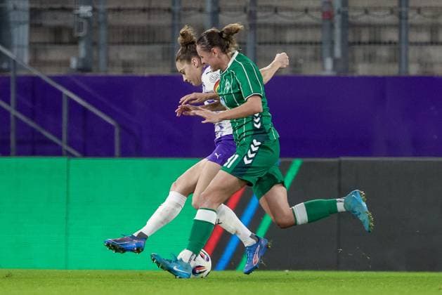 v.li.: Jacqueline Meissner (SGS Essen, 16) und Verena Wieder (SV Werder Bremen, 31) im Zweikampf, Duell, Dynamik, Aktion, Action, Spielszene, DIE DFB-RICHTLINIEN UNTERSAGEN JEGLICHE NUTZUNG VON FOTOS ALS SEQUENZBILDER UND ODER VIDEOÄHNLICHE FOTOSTRECKEN. DFB REGULATIONS PROHIBIT ANY USE OF PHOTOGRAPHS AS IMAGE SEQUENCES AND OR QUASI-VIDEO., 05.11.2025, Essen (Deutschland), Fussball, Google Pixel Frauen-Bundesliga, SGS Essen - SV Werder Bremen