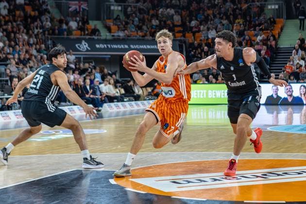 Zweikampf zwischen Tobias Jensen (Ratiopharm Ulm, 07) Joel Scott (London Lions, 01), GER, ratiopharm ulm vs. London Lions, Basketball, 6. Runde, BKT EuroCup, Spielzeit 2025 2026, 05.11.2025, GER, ratiopharm ulm vs. London Lions, Basketball, 6. Runde, BKT EuroCup, Spielzeit 2025 2026, 05.11.2025 Neu-Ulm Copyright: xEibner-Pressefoto JanixPlessx EP_JPL