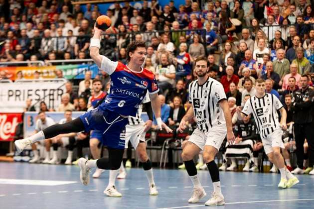 Mex Raguse (HBW Balingen Weilstetten, 06) am Kreis, HBW Balingen Weilstetten vs. THW Kiel, Handball, DHB Pokal, Achtelfinale, Saison 2025 2026, 05.11.2025 Eibner-Pressefoto Andreas Ulmer HBW Balingen Weilstetten vs. THW Kiel, Handball, DHB Pokal, Achtelfinale, Saison 2025 2026, 05.11.2025 Balingen Copyright: xEibner-Pressefoto AndreasxUlmerx EP_AUR