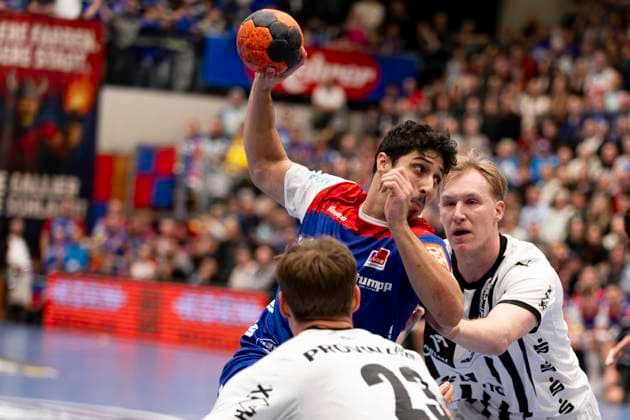 Yonatan Dayan (HBW Balingen Weilstetten, 34) kann sich durchsetzen, gegen Rune Dahmke (THW Kiel, 23), HBW Balingen Weilstetten vs. THW Kiel, Handball, DHB Pokal, Achtelfinale, Saison 2025 2026, 05.11.2025 Eibner-Pressefoto Andreas Ulmer HBW Balingen Weilstetten vs. THW Kiel, Handball, DHB Pokal, Achtelfinale, Saison 2025 2026, 05.11.2025 Balingen Copyright: xEibner-Pressefoto AndreasxUlmerx EP_AUR