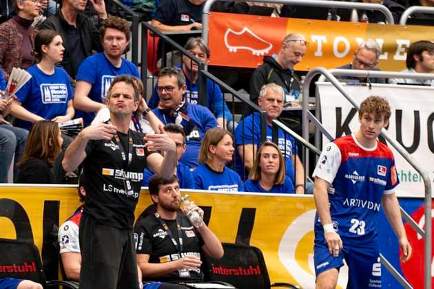 Matthias Flohr, (HBW Balingen Weilstetten, Trainer), anfeuernd, HBW Balingen Weilstetten vs. THW Kiel, Handball, DHB Pokal, Achtelfinale, Saison 2025 2026, 05.11.2025 Eibner-Pressefoto Andreas Ulmer HBW Balingen Weilstetten vs. THW Kiel, Handball, DHB Pokal, Achtelfinale, Saison 2025 2026, 05.11.2025 Balingen Copyright: xEibner-Pressefoto AndreasxUlmerx EP_AUR