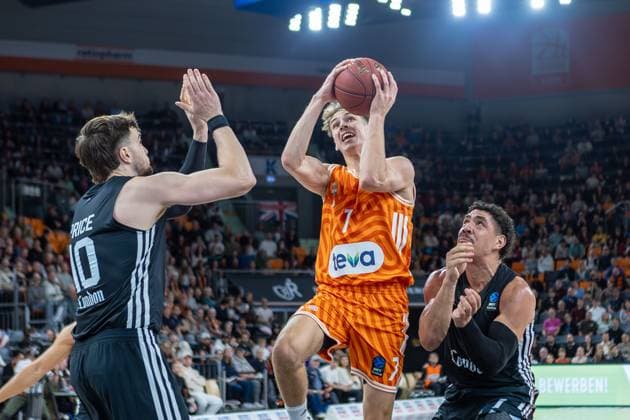 Luftzweikampf zwischen Tobias Jensen (Ratiopharm Ulm, 07) Ethan Price (London Lions, 10), GER, ratiopharm ulm vs. London Lions, Basketball, 6. Runde, BKT EuroCup, Spielzeit 2025 2026, 05.11.2025, GER, ratiopharm ulm vs. London Lions, Basketball, 6. Runde, BKT EuroCup, Spielzeit 2025 2026, 05.11.2025 Neu-Ulm Copyright: xEibner-Pressefoto JanixPlessx EP_JPL