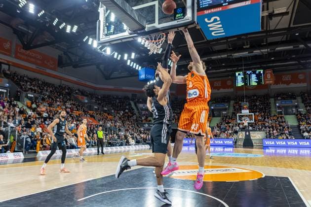 Korbleger Christian Sengfelder (Ratiopharm Ulm, 43) Aaryn Rai (London Lions, 21) versucht zu blocken, GER, ratiopharm ulm vs. London Lions, Basketball, 6. Runde, BKT EuroCup, Spielzeit 2025 2026, 05.11.2025, GER, ratiopharm ulm vs. London Lions, Basketball, 6. Runde, BKT EuroCup, Spielzeit 2025 2026, 05.11.2025 Neu-Ulm Copyright: xEibner-Pressefoto JanixPlessx EP_JPL