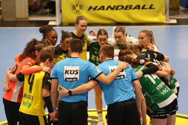 Aufstellung vor dem Spiel GER, Borussia Dortmund gegen VfL Oldenburg, Handball, DHB-Pokal Frauen, Achtelfinale, Spielzeit 2025 2026, 05.11.2025 GER, Borussia Dortmund gegen VfL Oldenburg, Handball, DHB-Pokal Frauen, Achtelfinale, Spielzeit 2025 2026, 05.11.2025 Dortmund Copyright: xEibner-Pressefoto FrankxZeisingx EP_FZG