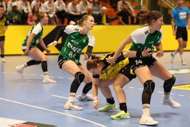 Lisa Antl (Borussia Dortmund), Marie Steffen (VfL Oldenburg), Lisa-Marie Fragge (VfL Oldenburg) GER, Borussia Dortmund gegen VfL Oldenburg, Handball, DHB-Pokal Frauen, Achtelfinale, Spielzeit 2025 2026, 05.11.2025 GER, Borussia Dortmund gegen VfL Oldenburg, Handball, DHB-Pokal Frauen, Achtelfinale, Spielzeit 2025 2026, 05.11.2025 Dortmund Copyright: xEibner-Pressefoto FrankxZeisingx EP_FZG