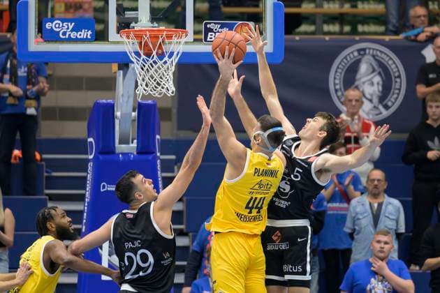 Omar Pajic (VGVia, 29), Jure Planinic (MBC, 44), Aniwaniwa Tait-Jones (VGVia, 5), Syntainics MBC vs. Valmira Glass Via, European North Basketball League 2025, Germany, Latvia, 05.11.2025. Foto: Schulz Weissenfels Stadthalle Sachsen-Anhalt Deutschland