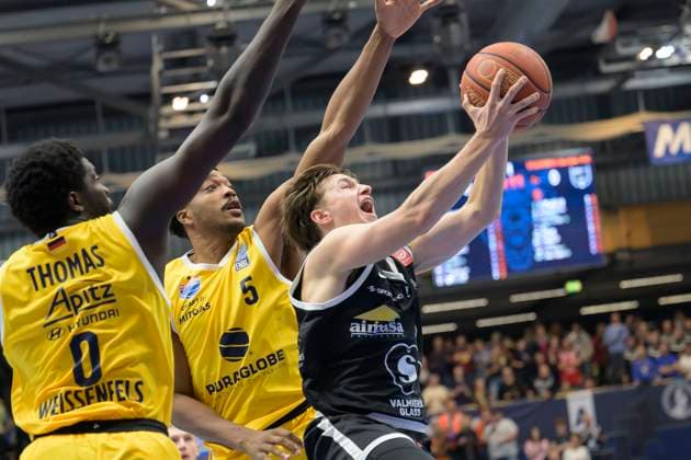 Khyri Thomas (MBC, 0), Marcus Foster (MBC, 5), Dominykas Stenionis (VGVia, 3), Syntainics MBC vs. Valmira Glass Via, European North Basketball League 2025, Germany, Latvia, 05.11.2025. Foto: Schulz Weissenfels Stadthalle Sachsen-Anhalt Deutschland
