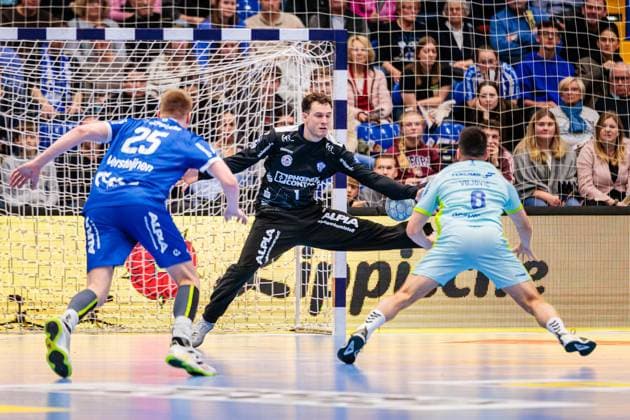 v.l. Niels Gerardus Versteijnen (TBV Lemgo Lippe, 25), Constantin Moestl (TBV Lemgo Lippe, 01), Milos Vujovic (VfL Gummersbach, 06) beim Siebenmeter 7 Meter Wurf GER, TBV Lemgo Lippe vs. VfL Gummersbach, Handball, DHB-Pokal, 3. Spieltag, Spielzeit 2025 2026, 05.11.2025 GER, TBV Lemgo Lippe vs. VfL Gummersbach, Handball, DHB-Pokal, 3. Spieltag, Spielzeit 2025 2026, 05.11.2025 Lemgo Copyright: xEibner-Pressefoto JanxRollingerx EP_JSK