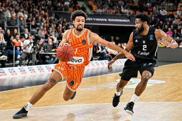 GER, EuroCup, ratiopharm Ulm vs London Lions 05.11.2025, ratiopharm arena, Neu-Ulm, GER, EuroCup, ratiopharm Ulm vs London Lions, im Bild Len Schoormann (Ulm, 1) setzt sich gegen Chasson Randle (London, 2) durch