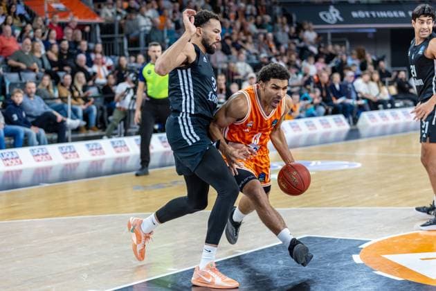 Emotionen im Zweikampf zwischen Mark Smith (Ratiopharm Ulm, 13) Deane Williams (London Lions, 31), GER, ratiopharm ulm vs. London Lions, Basketball, 6. Runde, BKT EuroCup, Spielzeit 2025 2026, 05.11.2025, GER, ratiopharm ulm vs. London Lions, Basketball, 6. Runde, BKT EuroCup, Spielzeit 2025 2026, 05.11.2025 Neu-Ulm Copyright: xEibner-Pressefoto JanixPlessx EP_JPL