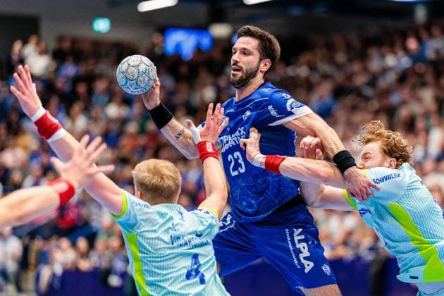v.l. Ellidi Vidarsson (VfL Gummersbach, 04), Tim Suton (TBV Lemgo Lippe, 23), Tim Kiesler (VfL Gummersbach, 30) GER, TBV Lemgo Lippe vs. VfL Gummersbach, Handball, DHB-Pokal, 3. Spieltag, Spielzeit 2025 2026, 05.11.2025 GER, TBV Lemgo Lippe vs. VfL Gummersbach, Handball, DHB-Pokal, 3. Spieltag, Spielzeit 2025 2026, 05.11.2025 Lemgo Copyright: xEibner-Pressefoto JanxRollingerx EP_JSK