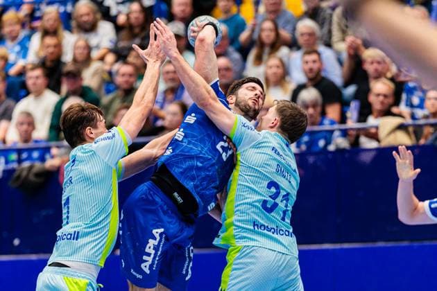 v.l. Julian Koester (VfL Gummersbach, 07), Tim Suton (TBV Lemgo Lippe, 23), Kay Smits (VfL Gummersbach, 31) GER, TBV Lemgo Lippe vs. VfL Gummersbach, Handball, DHB-Pokal, 3. Spieltag, Spielzeit 2025 2026, 05.11.2025 GER, TBV Lemgo Lippe vs. VfL Gummersbach, Handball, DHB-Pokal, 3. Spieltag, Spielzeit 2025 2026, 05.11.2025 Lemgo Copyright: xEibner-Pressefoto JanxRollingerx EP_JSK