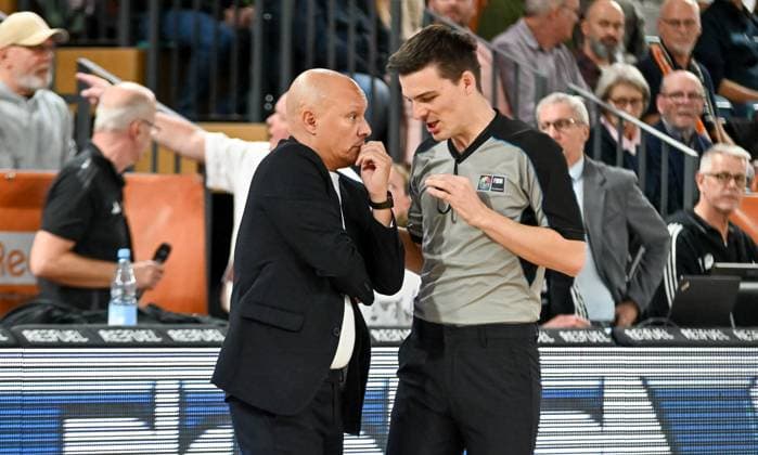 Arturo Alvarez (CS Valcea, Trainer) im Gespraech mit dem Schiedsrichter waehrend einer Unterbrechung RASTA Vechta vs. CS Valcea 1924, FIBA Europe Cup, 4. Spieltag, Saison 2025 2026, 05.11.2025, RASTA Vechta vs. CS Valcea 1924, FIBA Europe Cup, 4. Spieltag, Saison 2025 2026, 05.11.2025 Vechta Copyright: xEibner-Pressefoto RobertxGertzenx EP_RGN