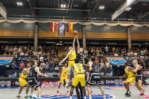 GER, European North Basketball League, ENBL, 2025-2026, Syntainics MBC - Valmiera Glass VIA. 05.11.2025, Stadthalle, Weißenfels, GER, European North Basketball League, ENBL, 2025-2026, Syntainics MBC - Valmiera Glass VIA. Tipp off, Jure Planinic (Syntainics MBC, 44), Rinalds MÄlmanis (Valmiera Glass VIA, 88) Â Foto Alexander Trienitz Weißenfels Stadthalle Sachsen-Anhalt Deutschland