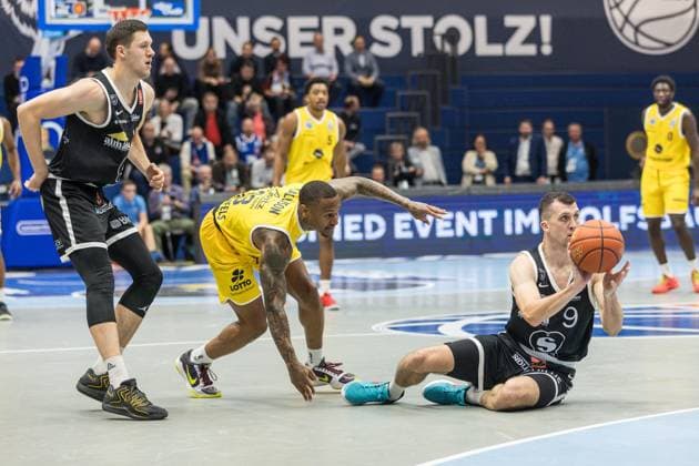 GER, European North Basketball League, ENBL, 2025-2026, Syntainics MBC - Valmiera Glass VIA. 05.11.2025, Stadthalle, Weißenfels, GER, European North Basketball League, ENBL, 2025-2026, Syntainics MBC - Valmiera Glass VIA. Artis Ate (Valmiera Glass VIA, 9), Charles Callison (Syntainics MBC, 23) Â Foto Alexander Trienitz Weißenfels Stadthalle Sachsen-Anhalt Deutschland