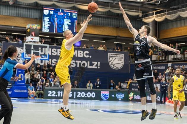 GER, European North Basketball League, ENBL, 2025-2026, Syntainics MBC - Valmiera Glass VIA. 05.11.2025, Stadthalle, Weißenfels, GER, European North Basketball League, ENBL, 2025-2026, Syntainics MBC - Valmiera Glass VIA. Collin Welp (Syntainics MBC, 40), Verners Kohs (Valmiera Glass VIA, 12) Â Foto Alexander Trienitz Weißenfels Stadthalle Sachsen-Anhalt Deutschland
