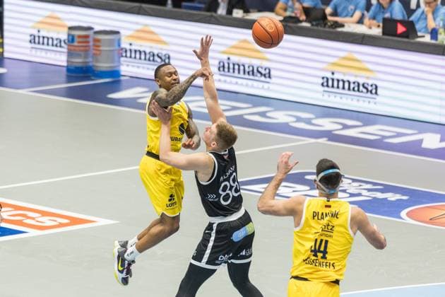 GER, European North Basketball League, ENBL, 2025-2026, Syntainics MBC - Valmiera Glass VIA. 05.11.2025, Stadthalle, Weißenfels, GER, European North Basketball League, ENBL, 2025-2026, Syntainics MBC - Valmiera Glass VIA. Charles Callison (Syntainics MBC, 23), Rinalds MÄlmanis (Valmiera Glass VIA, 88) Â Foto Alexander Trienitz Weißenfels Stadthalle Sachsen-Anhalt Deutschland