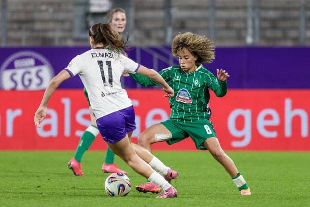 v.li.: Laureta Elmazi (SGS Essen, 11) und Amira Arfaoui (SV Werder Bremen, 8) im Zweikampf, Duell, Dynamik, Aktion, Action, Spielszene, DIE DFB-RICHTLINIEN UNTERSAGEN JEGLICHE NUTZUNG VON FOTOS ALS SEQUENZBILDER UND ODER VIDEOÄHNLICHE FOTOSTRECKEN. DFB REGULATIONS PROHIBIT ANY USE OF PHOTOGRAPHS AS IMAGE SEQUENCES AND OR QUASI-VIDEO., 05.11.2025, Essen (Deutschland), Fussball, Google Pixel Frauen-Bundesliga, SGS Essen - SV Werder Bremen