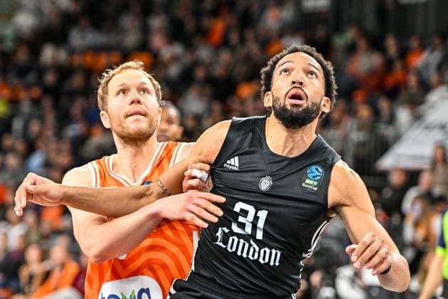 GER, EuroCup, ratiopharm Ulm vs London Lions 05.11.2025, ratiopharm arena, Neu-Ulm, GER, EuroCup, ratiopharm Ulm vs London Lions, im Bild Christian Sengfelder (Ulm, 43), Deane Williams (London, 31)