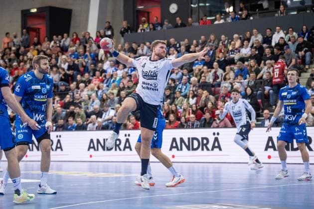 Johannes Golla (SG Flensburg-Handewitt, 04) - Stuttgarter Spieler haben das Nachsehen GER, TVB Stuttgart - SG Flensburg-Handewitt, DAIKIN HBL, Handball, Bundesliga, DHB Pokal Achtelfinale, Spielzeit 2025 2026, 05.11.2025 GER, TVB Stuttgart - SG Flensburg-Handewitt, DAIKIN HBL, Handball, Bundesliga, DHB Pokal Achtelfinale, Spielzeit 2025 2026, 05.11.2025 Stuttgart Copyright: xSandyxDinkelackerx EP_SDR