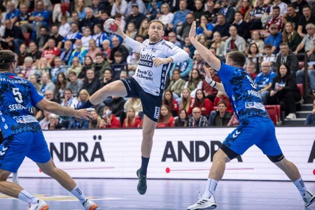 Simon Pytlick (SG Flensburg-Handewitt, 02) vs. Gianfranco Pribetic (TVB Stuttgart, 09) GER, TVB Stuttgart - SG Flensburg-Handewitt, DAIKIN HBL, Handball, Bundesliga, DHB Pokal Achtelfinale, Spielzeit 2025 2026, 05.11.2025 GER, TVB Stuttgart - SG Flensburg-Handewitt, DAIKIN HBL, Handball, Bundesliga, DHB Pokal Achtelfinale, Spielzeit 2025 2026, 05.11.2025 Stuttgart Copyright: xSandyxDinkelackerx EP_SDR