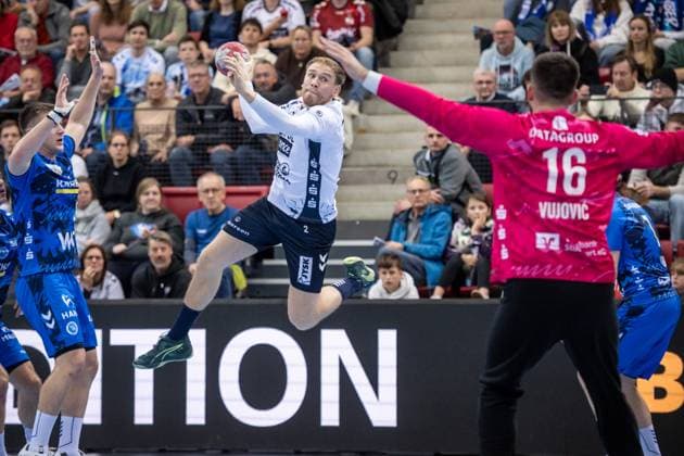 Simon Pytlick (SG Flensburg-Handewitt, 02) vs. Stuttgarter Schlussmann Miljan Vujovic (TVB Stuttgart, 16) GER, TVB Stuttgart - SG Flensburg-Handewitt, DAIKIN HBL, Handball, Bundesliga, DHB Pokal Achtelfinale, Spielzeit 2025 2026, 05.11.2025 GER, TVB Stuttgart - SG Flensburg-Handewitt, DAIKIN HBL, Handball, Bundesliga, DHB Pokal Achtelfinale, Spielzeit 2025 2026, 05.11.2025 Stuttgart Copyright: xSandyxDinkelackerx EP_SDR