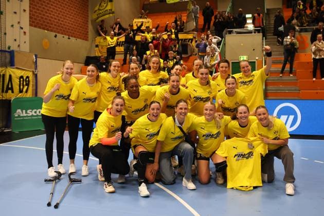 Siegerfoto Borussia Dortmund GER, Borussia Dortmund gegen VfL Oldenburg, Handball, DHB-Pokal Frauen, Achtelfinale, Spielzeit 2025 2026, 05.11.2025 GER, Borussia Dortmund gegen VfL Oldenburg, Handball, DHB-Pokal Frauen, Achtelfinale, Spielzeit 2025 2026, 05.11.2025 Dortmund Copyright: xEibner-Pressefoto FrankxZeisingx EP_FZG