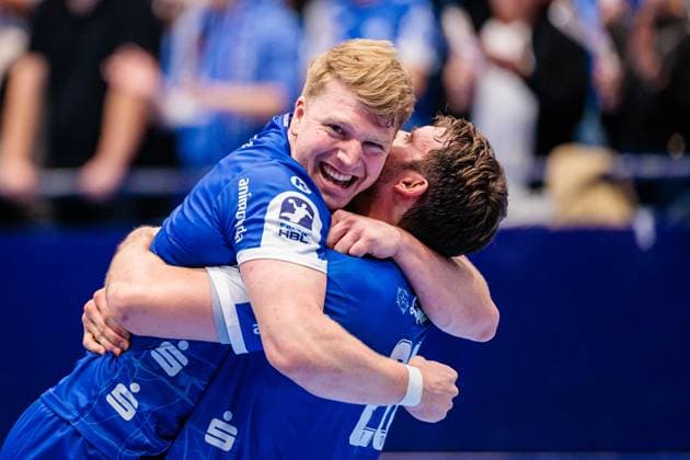 v.l. Lukas Hutecek (TBV Lemgo Lippe, 02), Hendrik Wagner (TBV Lemgo Lippe, 28) jubelt freut sich nach 30:27 Sieg GER, TBV Lemgo Lippe vs. VfL Gummersbach, Handball, DHB-Pokal, 3. Spieltag, Spielzeit 2025 2026, 05.11.2025 GER, TBV Lemgo Lippe vs. VfL Gummersbach, Handball, DHB-Pokal, 3. Spieltag, Spielzeit 2025 2026, 05.11.2025 Lemgo Copyright: xEibner-Pressefoto JanxRollingerx EP_JSK