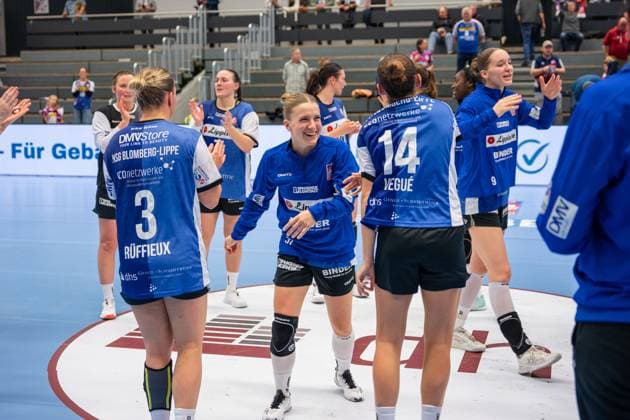 HSG Blomberg-Lippe (GER) vs. SV Union Halle-Neustadt (GER), Handball, DHB-Pokal Frauen, Viertelfinale, 05.11.2025, Saision 2025 2026, Blomberg v.l. Laura Rueffieux (HSG Blomberg-Lippe, 03), Alexia Hauf (HSG Blomberg-Lippe, 31) und Ona Vegue (HSG Blomberg-Lippe, 14) jubeln feiern nach dem Sieg Blomberg Sporthalle an der Ulmenallee Deutschland