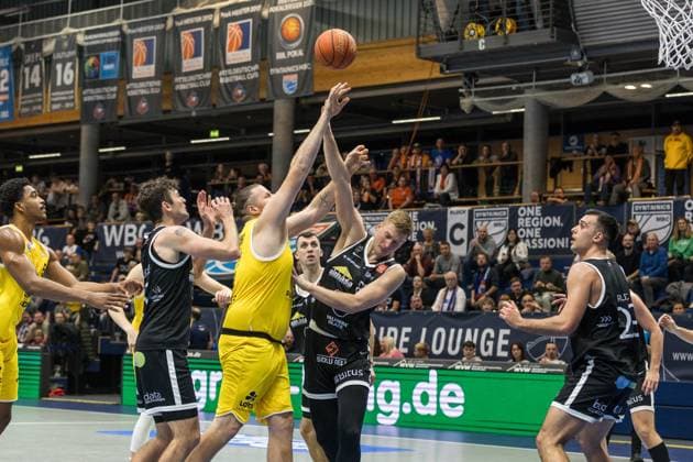 GER, European North Basketball League, ENBL, 2025-2026, Syntainics MBC - Valmiera Glass VIA. 05.11.2025, Stadthalle, Weißenfels, GER, European North Basketball League, ENBL, 2025-2026, Syntainics MBC - Valmiera Glass VIA. John Bryant (Syntainics MBC, 54), Rinalds MÄlmanis (Valmiera Glass VIA, 88) Â Foto Alexander Trienitz Weißenfels Stadthalle Sachsen-Anhalt Deutschland