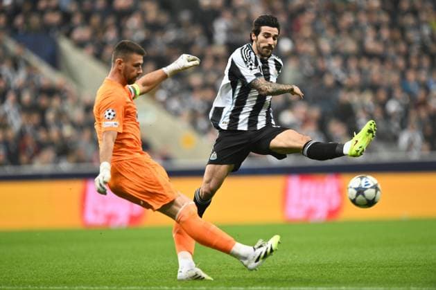Sandro Tonali of Newcastle United closes down on Unai Simon goalkeeper for Athletic Club Newcastle United v Athletic Bilbao, UEFA Champions League, Group Stage, Football, St James Park, Newcastle, UK - 05 Nov 2025Newcastle St James Park United Kingdom EDITORIAL USE ONLY No use with unauthorised audio, video, data, fixture lists, club league logos or live services. Online in-match use limited to 120 images, no video emulation. No use in betting, games or single club league player publications. Copyright: xRichardxLee Shutterstockx 15642192ah