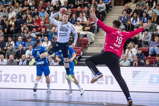 Emil Jakobsen (SG Flensburg-Handewitt, 31) vs. Miljan Vujovic (TVB Stuttgart, 16) GER, TVB Stuttgart - SG Flensburg-Handewitt, DAIKIN HBL, Handball, Bundesliga, DHB Pokal Achtelfinale, Spielzeit 2025 2026, 05.11.2025 GER, TVB Stuttgart - SG Flensburg-Handewitt, DAIKIN HBL, Handball, Bundesliga, DHB Pokal Achtelfinale, Spielzeit 2025 2026, 05.11.2025 Stuttgart Copyright: xSandyxDinkelackerx EP_SDR