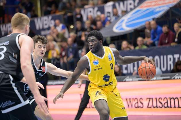 Rinald Malmanis (VGVia, 88), Aniwaniwa Tait-Jones (VGVia, 5), Khyri Thomas (MBC, 0), Syntainics MBC vs. Valmira Glass Via, European North Basketball League 2025, Germany, Latvia, 05.11.2025. Foto: Schulz Weissenfels Stadthalle Sachsen-Anhalt Deutschland