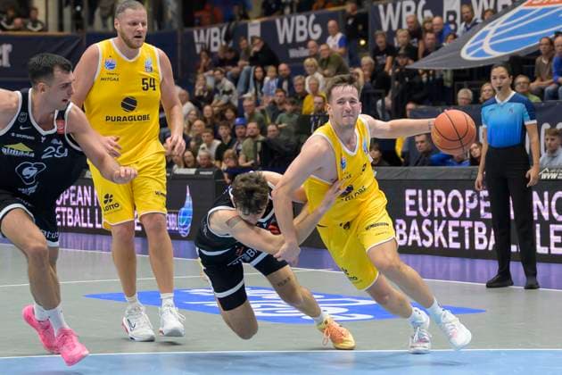 Omar Pajic (VGVia, 29), John Bryant (MBC, 54), Aniwaniwa Tait-Jones (VGVia, 5), Spencer Reaves (MBC, 31), Syntainics MBC vs. Valmira Glass Via, European North Basketball League 2025, Germany, Latvia, 05.11.2025. Foto: Schulz Weissenfels Stadthalle Sachsen-Anhalt Deutschland