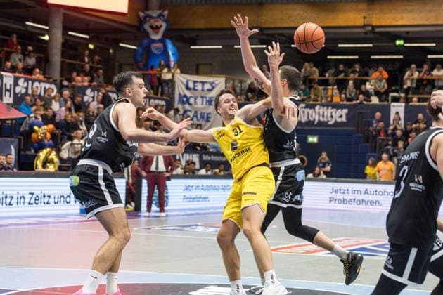 GER, European North Basketball League, ENBL, 2025-2026, Syntainics MBC - Valmiera Glass VIA. 05.11.2025, Stadthalle, Weißenfels, GER, European North Basketball League, ENBL, 2025-2026, Syntainics MBC - Valmiera Glass VIA. Spencer Reaves (Syntainics MBC, 31), Omar Pajic (Valmiera Glass VIA, 29) Â Foto Alexander Trienitz Weißenfels Stadthalle Sachsen-Anhalt Deutschland