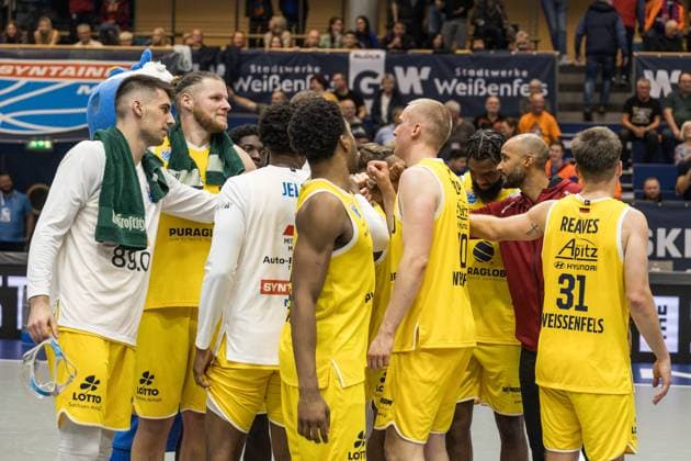 GER, European North Basketball League, ENBL, 2025-2026, Syntainics MBC - Valmiera Glass VIA. 05.11.2025, Stadthalle, Weißenfels, GER, European North Basketball League, ENBL, 2025-2026, Syntainics MBC - Valmiera Glass VIA. Schulterschluss des Syntainics MBC nach dem Spiel  Foto Alexander Trienitz Weißenfels Stadthalle Sachsen-Anhalt Deutschland