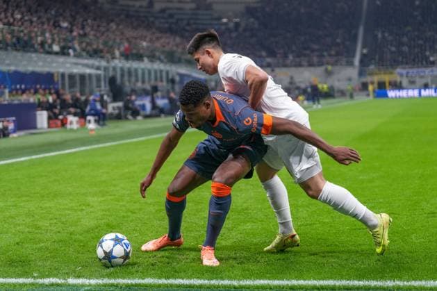Denzel Dumfries (FC Inter Mailand, F.C. Internazionale Milano, 02) im Zweikampf mit Dastan Satpaev (Kairat Almaty, 09) , Italien, Fussball, UEFA Champions League, 4.Spieltag, Ligaphase, 2025 2026, Inter Mailand vs. FC Kairat Almaty, 05.11.2025, Giuseppe-Meazza-Stadion, San Siro, Mailand, Italien Mailand Giuseppe-Meazza-Stadion, San Sir Lombardei Italien Copyright: xArnexAmbergx