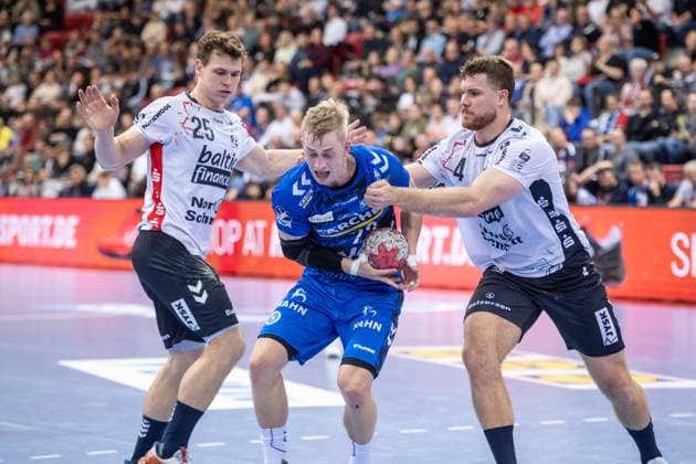 Torben Matzken (TVB Stuttgart, 22) in der Zange von Lukas Jorgensen (SG Flensburg-Handewitt, 25) und Johannes Golla (SG Flensburg-Handewitt, 04) GER, TVB Stuttgart - SG Flensburg-Handewitt, DAIKIN HBL, Handball, Bundesliga, DHB Pokal Achtelfinale, Spielzeit 2025 2026, 05.11.2025 GER, TVB Stuttgart - SG Flensburg-Handewitt, DAIKIN HBL, Handball, Bundesliga, DHB Pokal Achtelfinale, Spielzeit 2025 2026, 05.11.2025 Stuttgart Copyright: xSandyxDinkelackerx EP_SDR