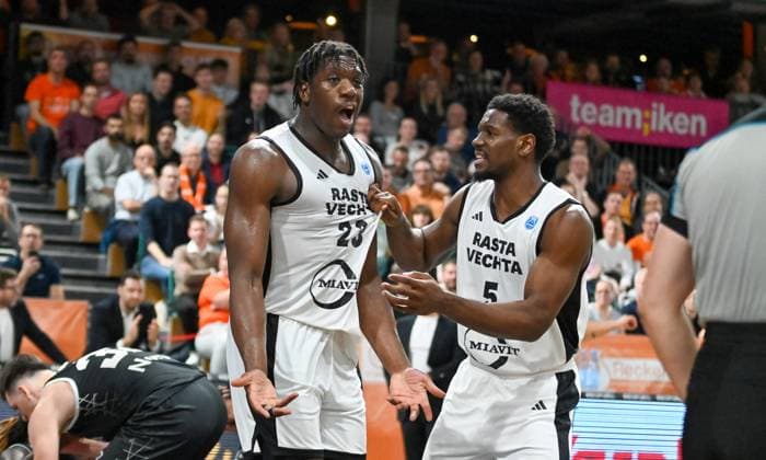 Malcolm Dandridge (RASTA Vechta, 23) aergert sich. TJ Bamba (RASTA Vechta, 05) greift ein RASTA Vechta vs. CS Valcea 1924, FIBA Europe Cup, 4. Spieltag, Saison 2025 2026, 05.11.2025, RASTA Vechta vs. CS Valcea 1924, FIBA Europe Cup, 4. Spieltag, Saison 2025 2026, 05.11.2025 Vechta Copyright: xEibner-Pressefoto RobertxGertzenx EP_RGN