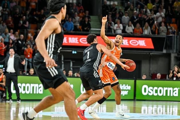 GER, EuroCup, ratiopharm Ulm vs London Lions 05.11.2025, ratiopharm arena, Neu-Ulm, GER, EuroCup, ratiopharm Ulm vs London Lions, im Bild Joel Scott (London, 1), Nelson Weidemann (Ulm, 0) gibt Instruktionen vor dem naechsten Spielzug