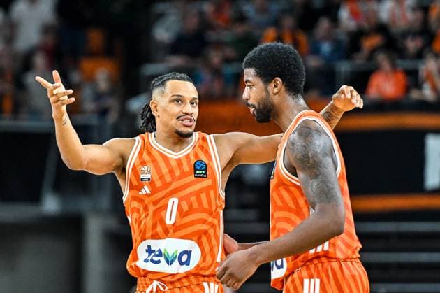 GER, EuroCup, ratiopharm Ulm vs London Lions 05.11.2025, ratiopharm arena, Neu-Ulm, GER, EuroCup, ratiopharm Ulm vs London Lions, im Bild Nelson Weidemann (Ulm, 0), Malik Osborne (Ulm, 10)