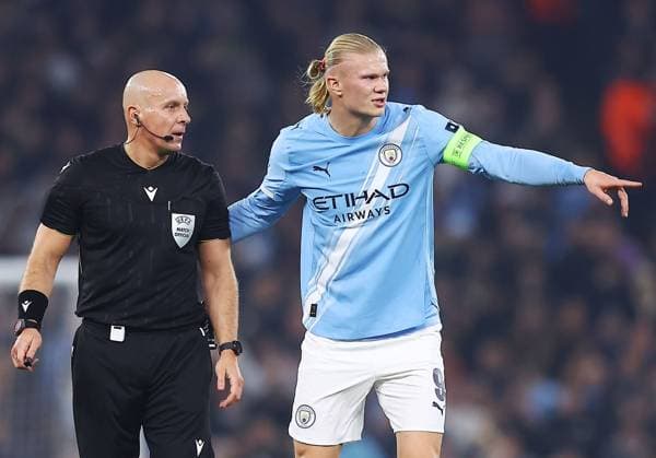 Erling Haaland of Manchester City with Referee Szymon Marciniak Manchester City v Borussia Dortmund, UEFA Champions League, Group Stage, Football, Etihad Stadium, Manchester, UK - 05 Nov 2025Manchester Etihad Stadium United Kingdom EDITORIAL USE ONLY No use with unauthorised audio, video, data, fixture lists, club league logos or live services. Online in-match use limited to 120 images, no video emulation. No use in betting, games or single club league player publications. Copyright: xMattxWest Shutterstockx 15642186w