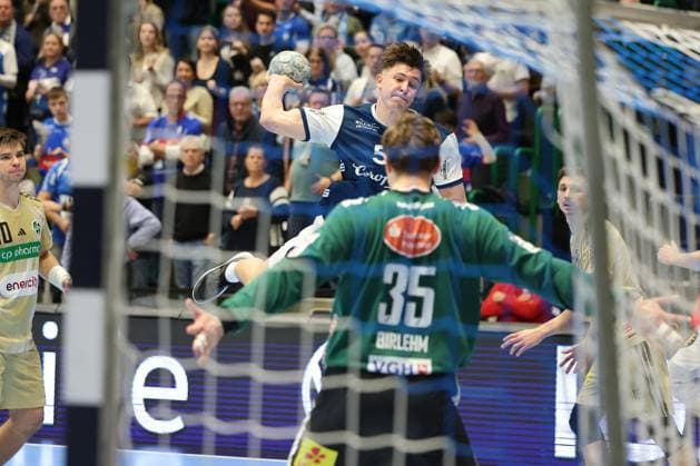 GER, 1.DHB-Pokal, Achtelfinale, bergischer HC vs. TSV Hannover-Burgdorf, 05.11.2025, Unihalle, Wuppertal, GER, 1.DHB-Pokal, Achtelfinale, bergischer HC vs. TSV Hannover-Burgdorf, , im Bild: das letzte Tor des BHC Soeren Steinhaus ( BHC 53), gegen Joel Birlehm Torwart (TSV Hannover-Burgdorf 35),