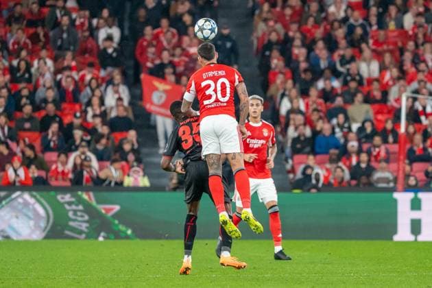 Nicolas Otamendi (Benfica Lissabon, 30) gewinnt das Kopfballduell gegen Christian Kofane (Bayer Leverkusen, 35), POR, Benfica Lissabon vs. Bayer 04 Leverkusen, Fussball, UEFA Champions League, Spieltag 4, Spielzeit 2025 2026, 05.11.2025, POR, Benfica Lissabon vs. Bayer 04 Leverkusen, Fussball, UEFA Champions League, Spieltag 4, Spielzeit 2025 2026, 05.11.2025, Lissabon Copyright: xEibner-Pressefoto EdwardxCheungx EP_ECG